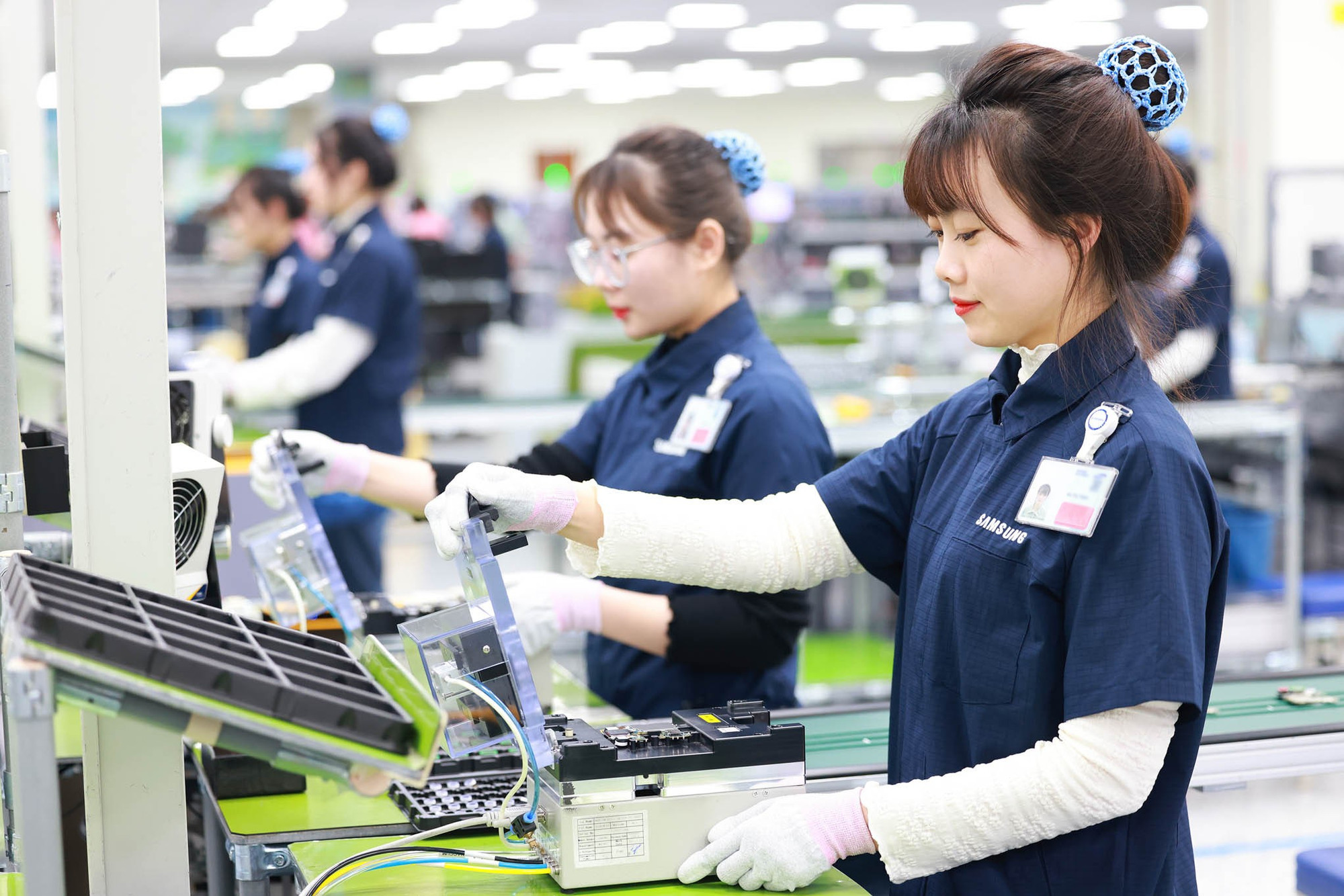 samsung-employees-are-working-on-the-production-line-6.jpg