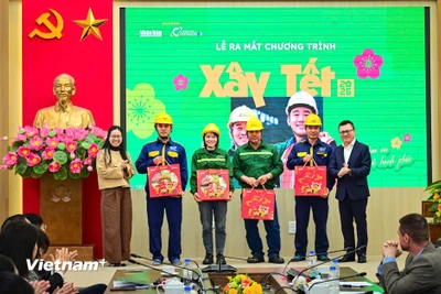 Ban Tổ chức trao quà tặng công nhân xây dựng của Coteccons và công nhân môi trường của Công ty TNHH Một thành viên Thoát nước Hà Nội. (Ảnh: CTV/Vietnam+)