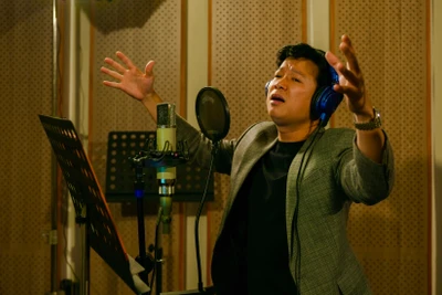 Nghệ sỹ Ưu tú Vũ Thắng Lợi thu âm cho các ca khúc trong album. (Ảnh: PV/Vietnam+)