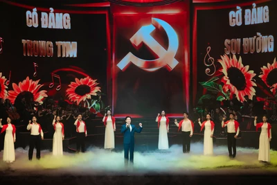 Ca sỹ Anh Tú biểu diễn trong chương trình nghệ thuật chính luận "Mãi mãi niềm tin theo Đảng" tối 16/1, tại Nhà hát Hồ Gươm (Hà Nội). (Ảnh: CTV/Vietnam+)