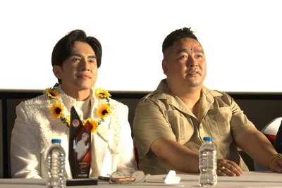 Ca sỹ Đan Trường cùng Giám đốc sản xuất Quang Hưng trong buổi ra mắt phim "Buông 2" ngày 11/1. (Ảnh: PV/Vietnam+)