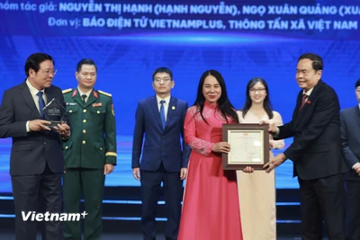 Nhà báo Nguyễn Thị Hạnh đại diện nhóm tác giả nhận Giải A. (Ảnh: Hoài Nam/Vietnam+)