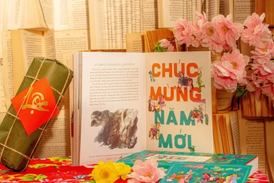 Sách Tết không chỉ đơn thuần là ấn phẩm để đọc, mà còn là một không gian văn hóa, nơi ký ức, truyền thống và những ước vọng đầu năm. (Ảnh: PV/Vietnam+)