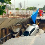 "Hố tử thần" xuất hiện trên đường phố ở Đà Nẵng, "nuốt chửng" ôtô