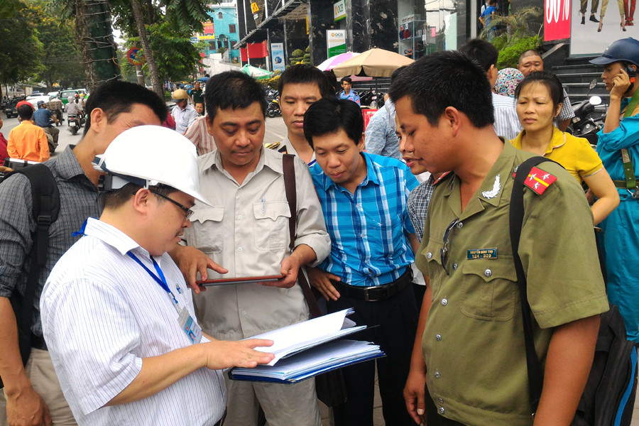 Đoàn liên ngành xem xét vi phạm trong ngày đầu ra quân. Khắc phục vi phạm. (Ảnh: Trung Hiền/Vietnam+)