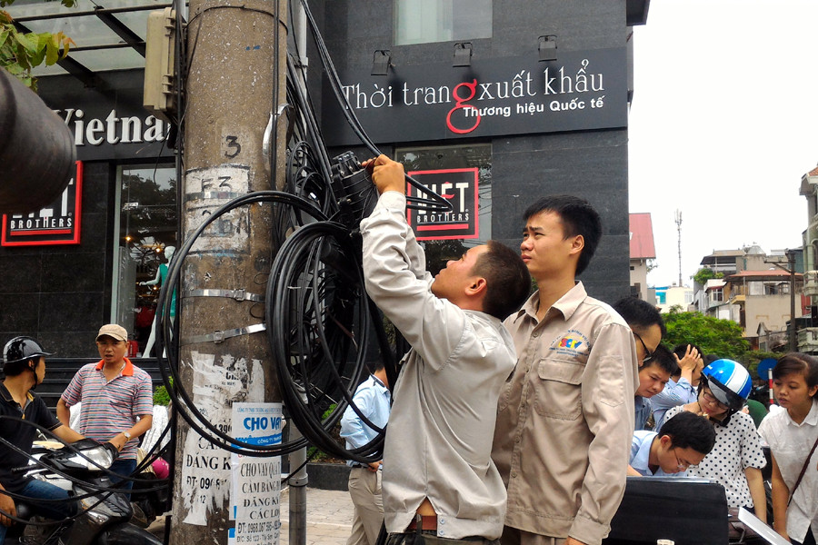 Nhân viên SCTV xử lý sai sót. (Ảnh: Trung Hiền/Vietnam+)