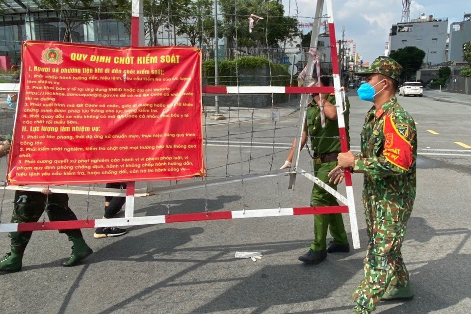 Lực lượng chức năng gỡ chốt trên tuyến đường Điện Biên Phú (quận Bình Thạnh, Thành phố Hồ Chí Minh). (Ảnh: Xuân Tình/TTXVN)