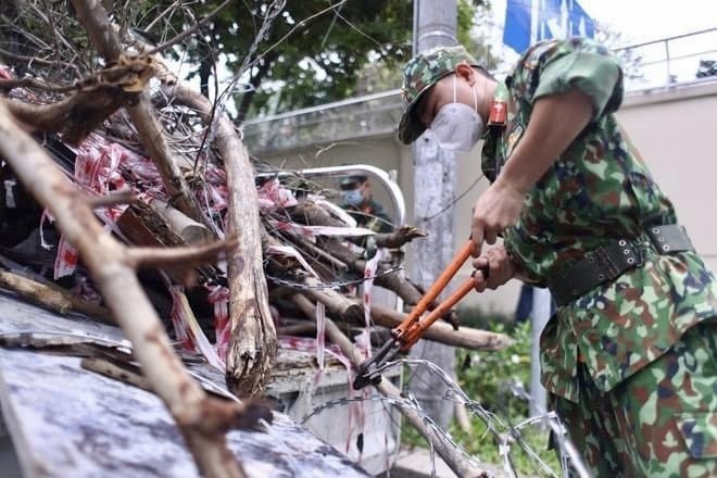 Thu dọn rào chắn tại khu vực phường Đa Kao (Quận 1, Thành phố Hồ Chí Minh). (Ảnh: Hồng Giang/TTXVN)