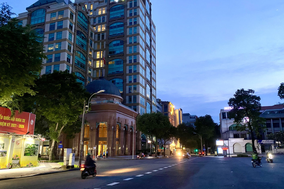 Khu vực đường Nguyễn Du-Công Xã Paris (Quận 1, Thành phố Hồ Chí Minh) vắng bóng phương tiện qua lại. (Ảnh: Hồng Giang/TTXVN)