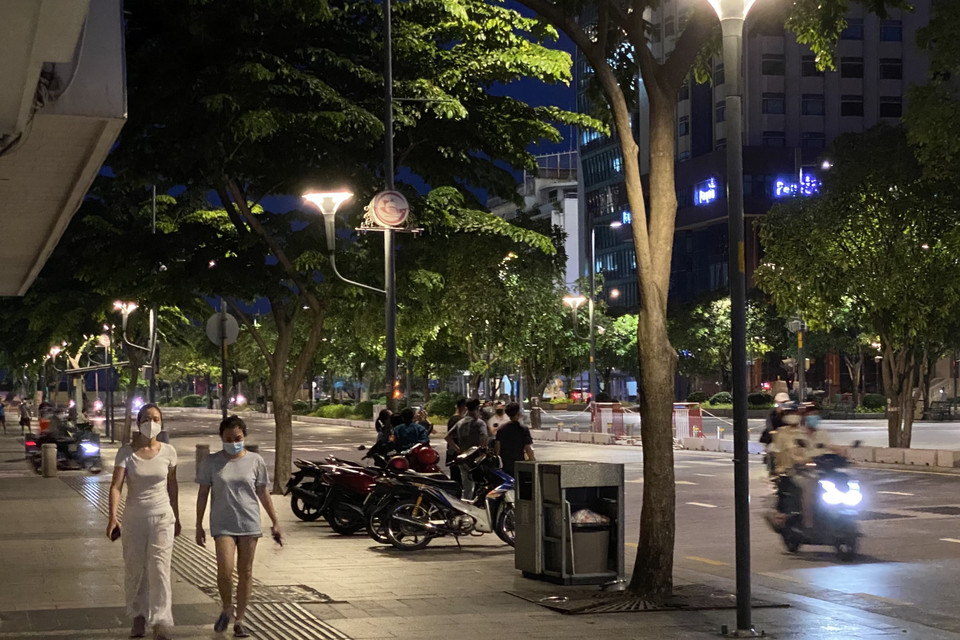 Phố đi bộ Nguyễn Huệ (Quận 1, Thành phố Hồ Chí Minh) bắt đầu có người đi bộ. (Ảnh: Hồng Giang/TTXVN)