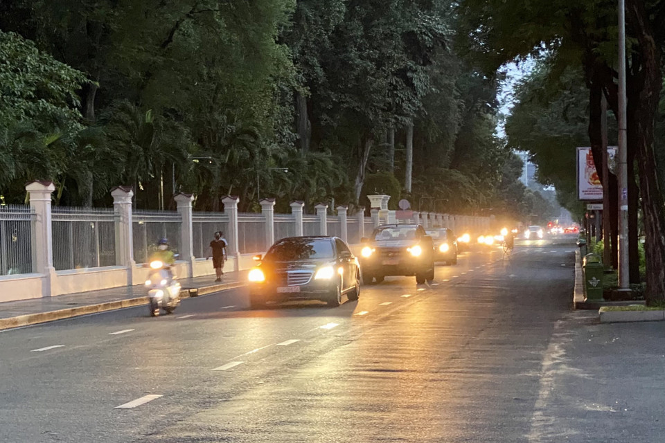 Các phương tiện lưu thông trên đường Nguyễn Thị Minh Khai (Quận 3, Thành phố Hồ Chí Minh) sau khi tháo gỡ chốt. (Ảnh: Hồng Giang/TTXVN)