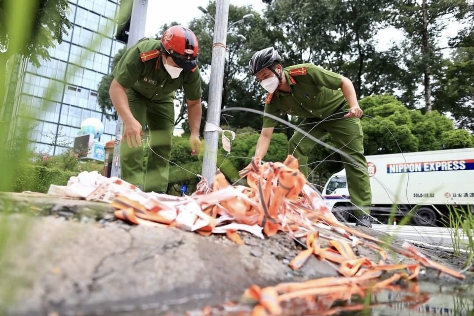 Các lực lượng thu dọn dây chắn trên đường Nguyễn Thị Minh Khai (Quận 3, Thành phố Hồ Chí Minh). (Ảnh: Hồng Giang/TTXVN)