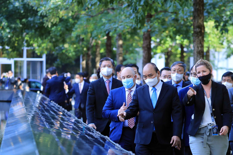 Chủ tịch nước Nguyễn Xuân Phúc thăm Khu tưởng niệm các nạn nhân của vụ khủng bố 11/9. (Ảnh: Thống Nhất/TTXVN)