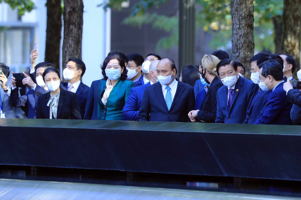 Chủ tịch nước Nguyễn Xuân Phúc thăm Khu tưởng niệm các nạn nhân của vụ khủng bố 11/9. (Ảnh: Thống Nhất/TTXVN)