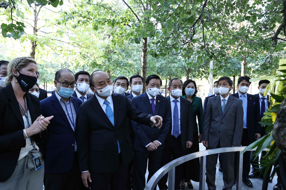 Chủ tịch nước Nguyễn Xuân Phúc thăm Khu tưởng niệm các nạn nhân của vụ khủng bố 11/9. (Ảnh: Thống Nhất/TTXVN)