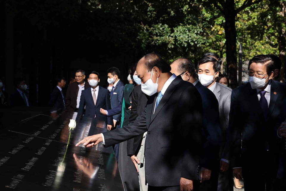 Khu tưởng niệm có khắc tên tất cả những nạn nhân của vụ khủng bố đẫm máu ngày 11/9. (Ảnh: Thống Nhất/TTXVN)