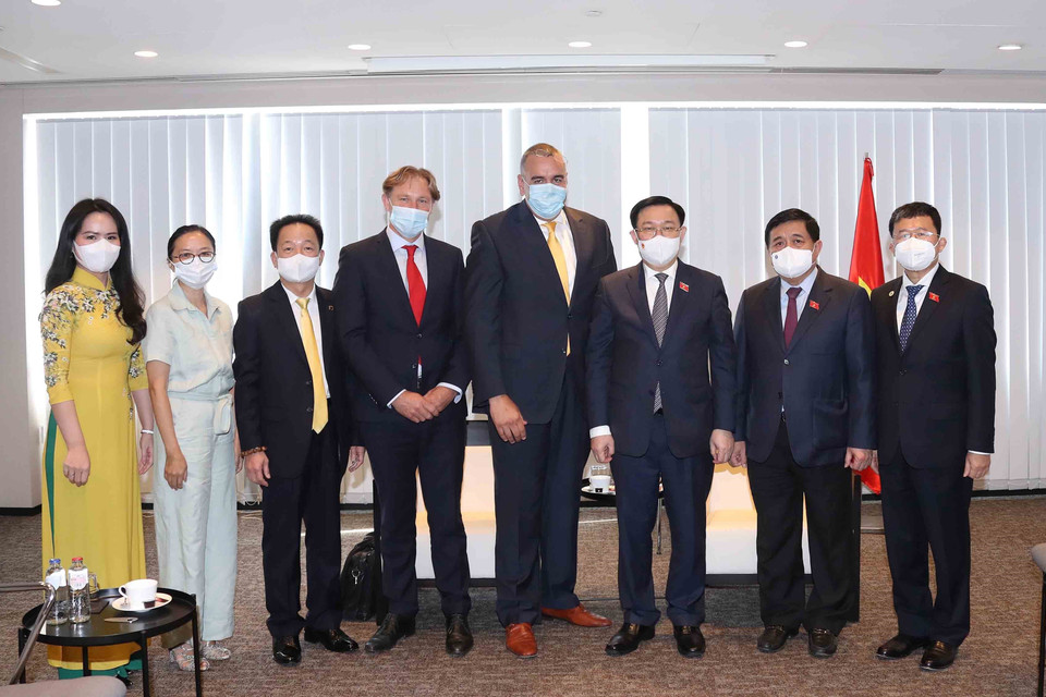 Chủ tịch Quốc hội Vương Đình Huệ tiếp lãnh đạo Tập đoàn GC International Hà Lan. (Ảnh: Doãn Tấn/TTXVN)