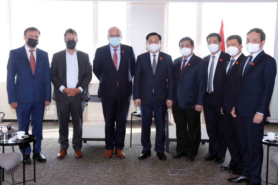 Chủ tịch Quốc hội Vương Đình Huệ tiếp lãnh đạo Tập đoàn Deme. (Ảnh: Doãn Tấn/TTXVN)