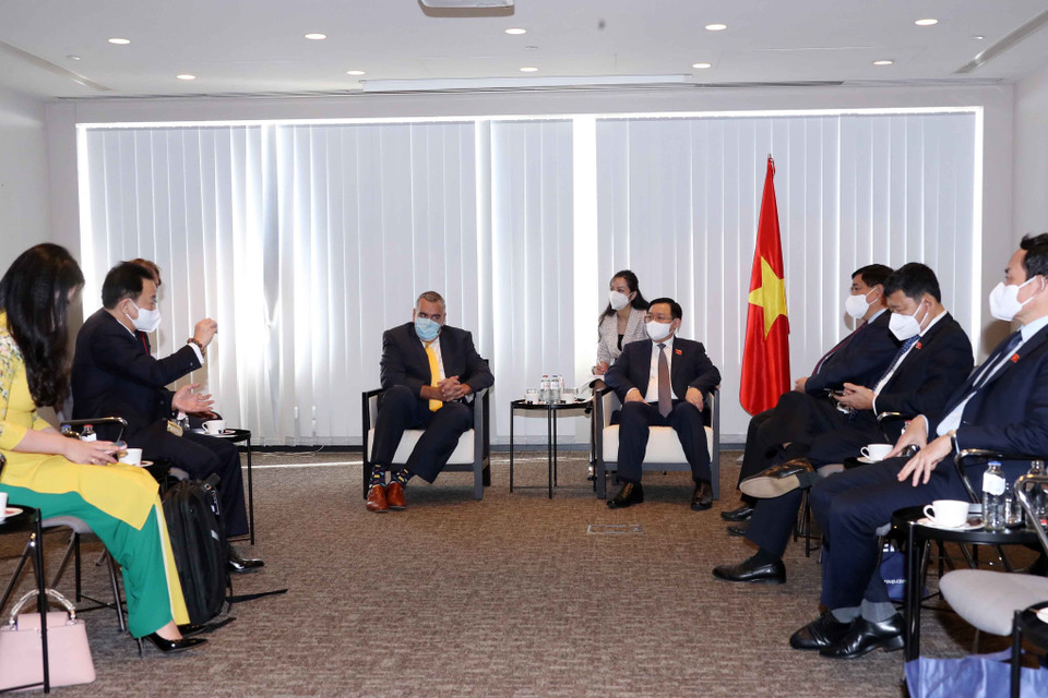 Chủ tịch Quốc hội Vương Đình Huệ tiếp lãnh đạo Tập đoàn GC International Hà Lan. (Ảnh: Doãn Tấn/TTXVN)