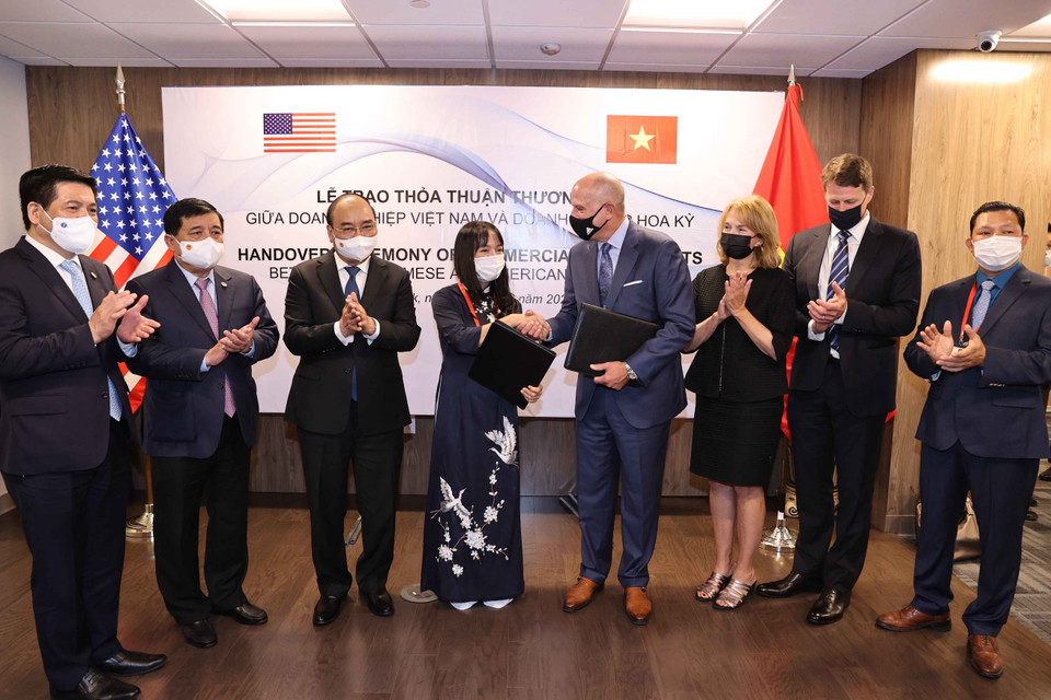 Chủ tịch nước nước Nguyễn Xuân Phúc chứng kiến lễ trao thỏa thuận hợp tác giữa Chân Mây LNG và các đối tác. (Ảnh: Thống Nhất/TTXVN)