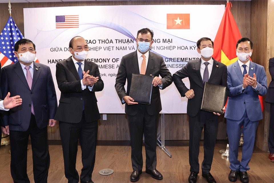 Chủ tịch nước Nguyễn Xuân Phúc chứng kiến lễ trao văn bản hợp tác giữa Tập đoàn Vin Group và Công ty Arcturus. (Ảnh: Thống Nhất/TTXVN)