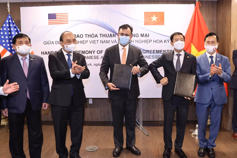 Chủ tịch nước Nguyễn Xuân Phúc chứng kiến lễ trao văn bản hợp tác giữa Tập đoàn Vin Group và Công ty Arcturus. (Ảnh: Thống Nhất/TTXVN)