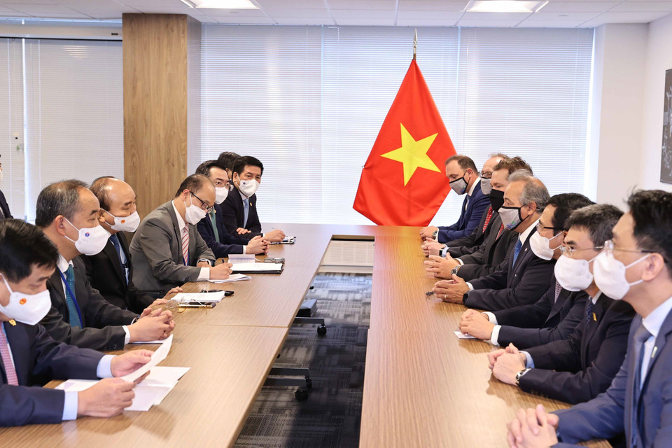 Chủ tịch nước Nguyễn Xuân Phúc và Lãnh đạo Tập đoàn AES. (Ảnh: Thống Nhất/TTXVN)