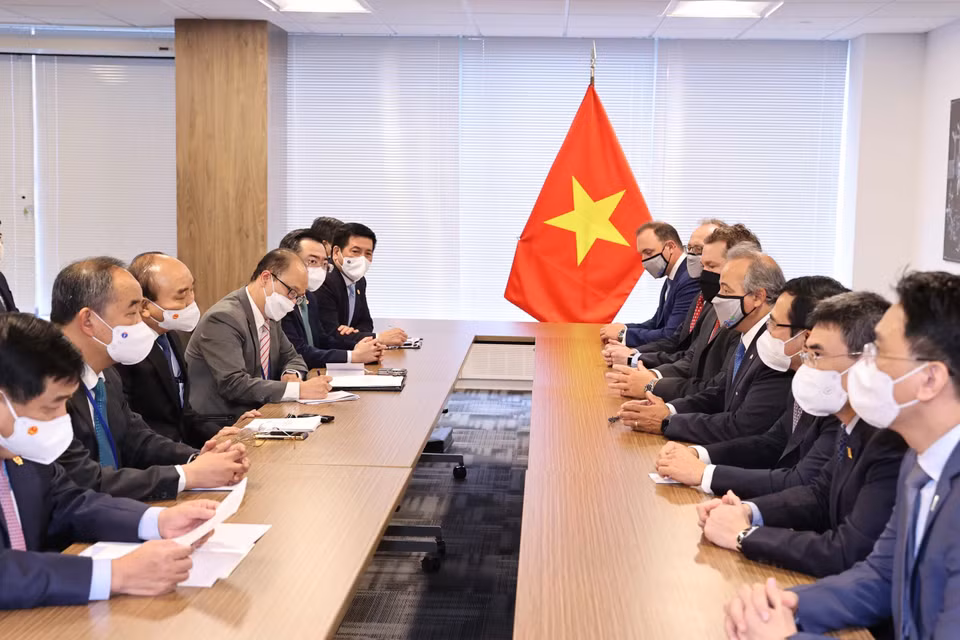 Chủ tịch nước Nguyễn Xuân Phúc và Lãnh đạo Tập đoàn AES. (Ảnh: Thống Nhất/TTXVN)