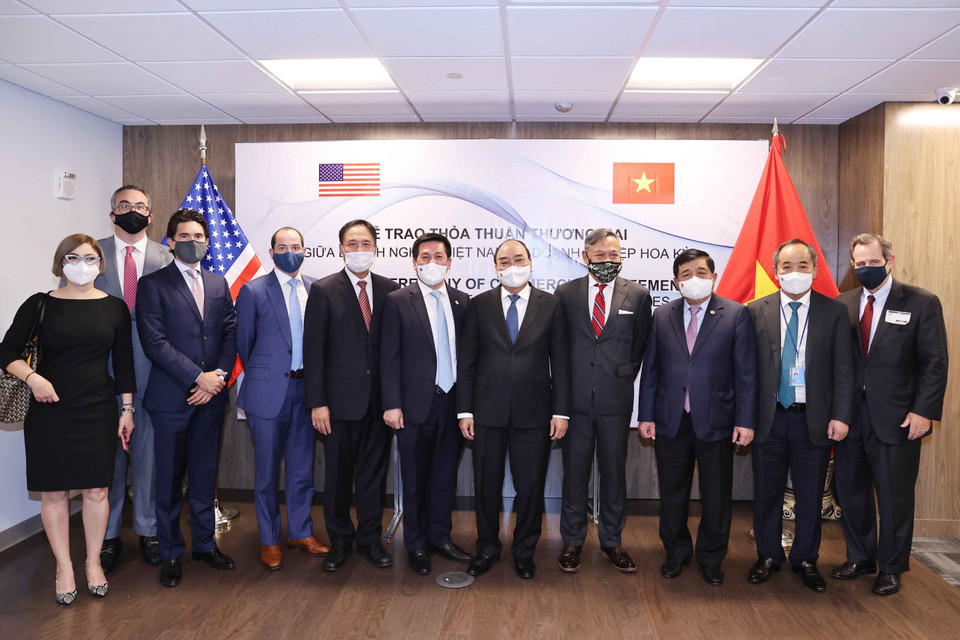 Chủ tịch nước Nguyễn Xuân Phúc chụp ảnh lưu niệm cùng Tập đoàn Macquaire, JP Morgan, Bechtel, GE, McDermontt. (Ảnh: Thống Nhất/TTXVN)