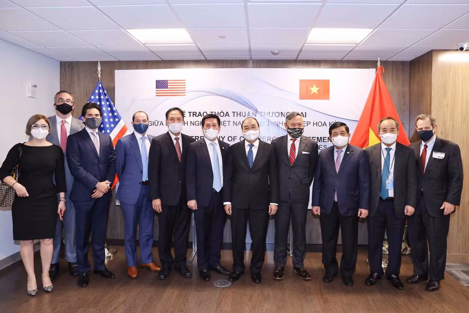 Chủ tịch nước Nguyễn Xuân Phúc chụp ảnh lưu niệm cùng Tập đoàn Macquaire, JP Morgan, Bechtel, GE, McDermontt. (Ảnh: Thống Nhất/TTXVN)