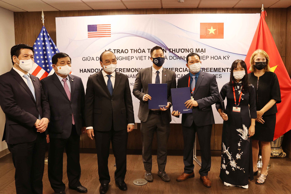 Chủ tịch nước nước Nguyễn Xuân Phúc chứng kiến lễ trao thỏa thuận hợp tác giữa Chân Mây LNG và các đối tác. (Ảnh: Thống Nhất/TTXVN)