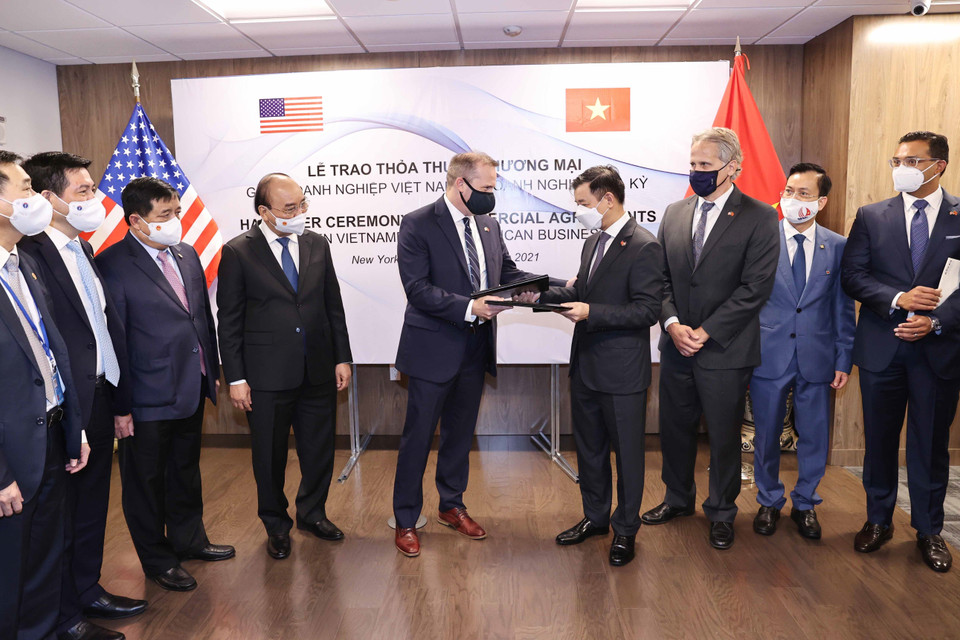 Chủ tịch nước Nguyễn Xuân Phúc chứng kiến lễ trao văn bản hợp tác giữa Tập đoàn Vin Group và Công ty Arcturus. (Ảnh: Thống Nhất/TTXVN)