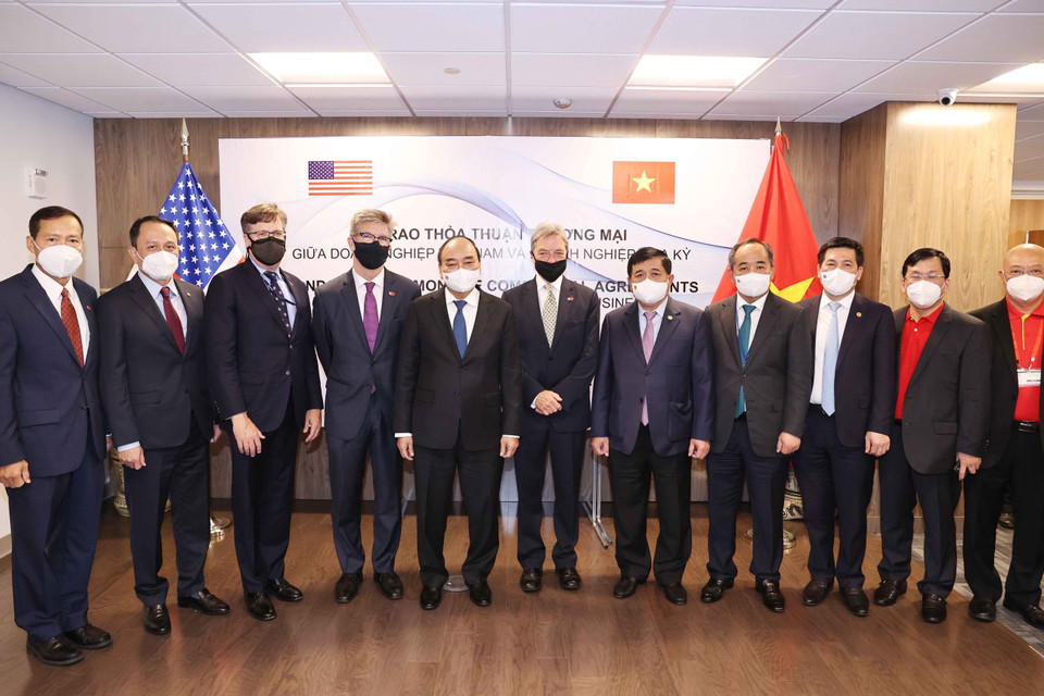 Chủ tịch nước Nguyễn Xuân Phúc chụp ảnh lưu niệm Tập đoàn Boeing. (Ảnh: Thống Nhất/TTXVN)