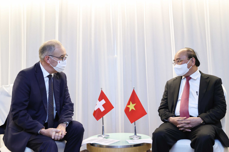 Chủ tịch nước Nguyễn Xuân Phúc gặp Tổng thống Thụy Sĩ Guy Parmelin. (Ảnh: Thống Nhất/TTXVN)