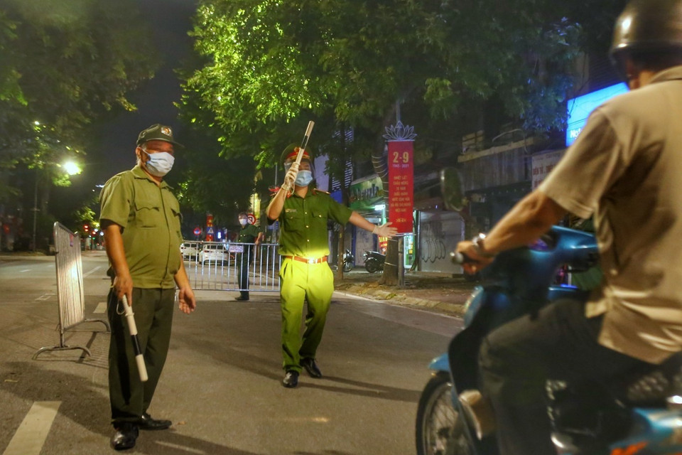 Nhằm siết chặt công tác phòng, chống dịch COVID-19, những ngày qua, Công an quận Hoàn Kiếm (Hà Nội) triển khai tổ công tác đặc biệt, hoạt động linh hoạt trên nhiều tuyến phố cổ để kiểm soát 100% người và phương tiện lưu thông trên địa bàn quận. (Ảnh: Tuấn Đức/TTXVN)
