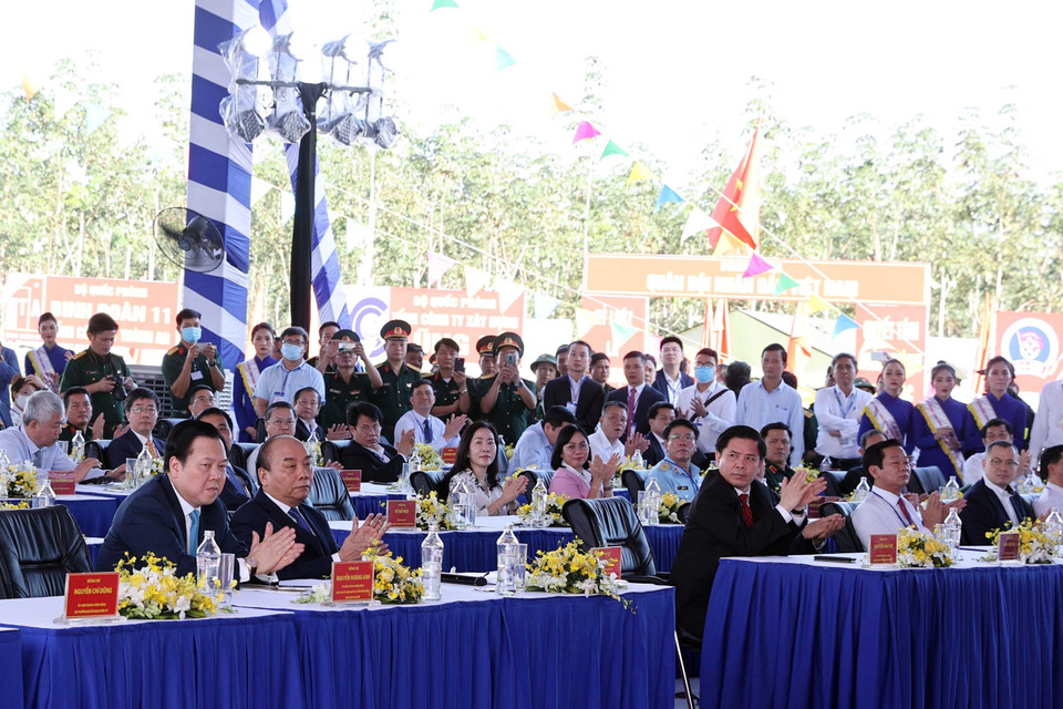 Thủ tướng Nguyễn Xuân Phúc cùng các đại biểu dự khởi công. (Ảnh: Thống Nhất/TTXVN)