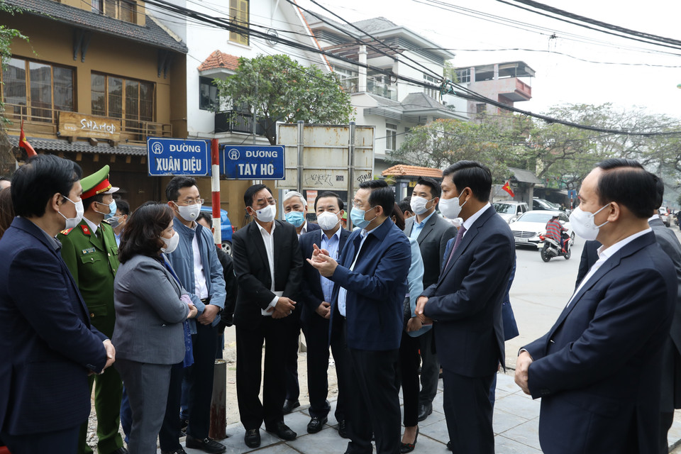 Bí thư Thành ủy Hà Nội Vương Đình Huệ kiểm tra công tác phòng, chống dịch COVID-19 tại khách sạn Somerset Westpoint, số 2 đường Tây Hồ, phường Quảng An, quận Tây Hồ, nơi người đàn ông quốc tịch Nhật Bản tử vong. (Ảnh: Văn Điệp/TTXVN)