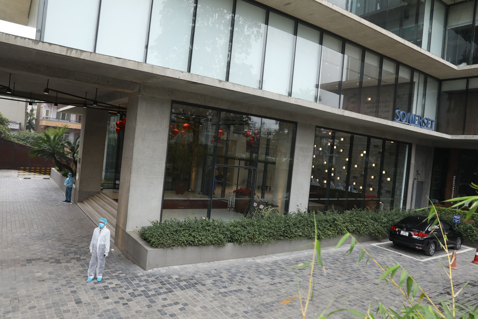 Công tác phòng, chống dịch COVID-19 tại khách sạn Somerset Westpoint, nơi người đàn ông quốc tịch Nhật Bản tử vong luôn được đảm bảo an toàn, chu đáo tới người dân. (Ảnh: Văn Điệp/TTXVN)