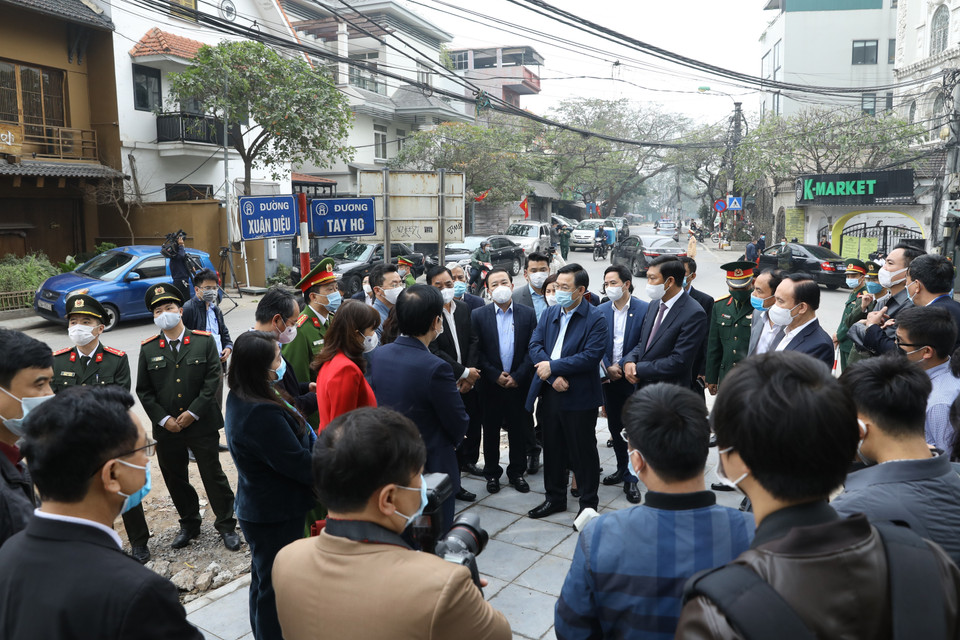 Bí thư Thành ủy Hà Nội Vương Đình Huệ kiểm tra công tác phòng, chống dịch COVID-19 tại khách sạn Somerset Westpoint, số 2 đường Tây Hồ, phường Quảng An, quận Tây Hồ, nơi người đàn ông quốc tịch Nhật Bản tử vong. (Ảnh: Văn Điệp/TTXVN)