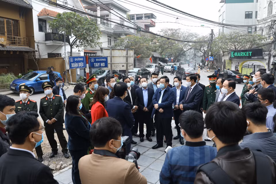 Bí thư Thành ủy Hà Nội Vương Đình Huệ kiểm tra công tác phòng, chống dịch COVID-19 tại khách sạn Somerset Westpoint, số 2 đường Tây Hồ, phường Quảng An, quận Tây Hồ, nơi người đàn ông quốc tịch Nhật Bản tử vong. (Ảnh: Văn Điệp/TTXVN)