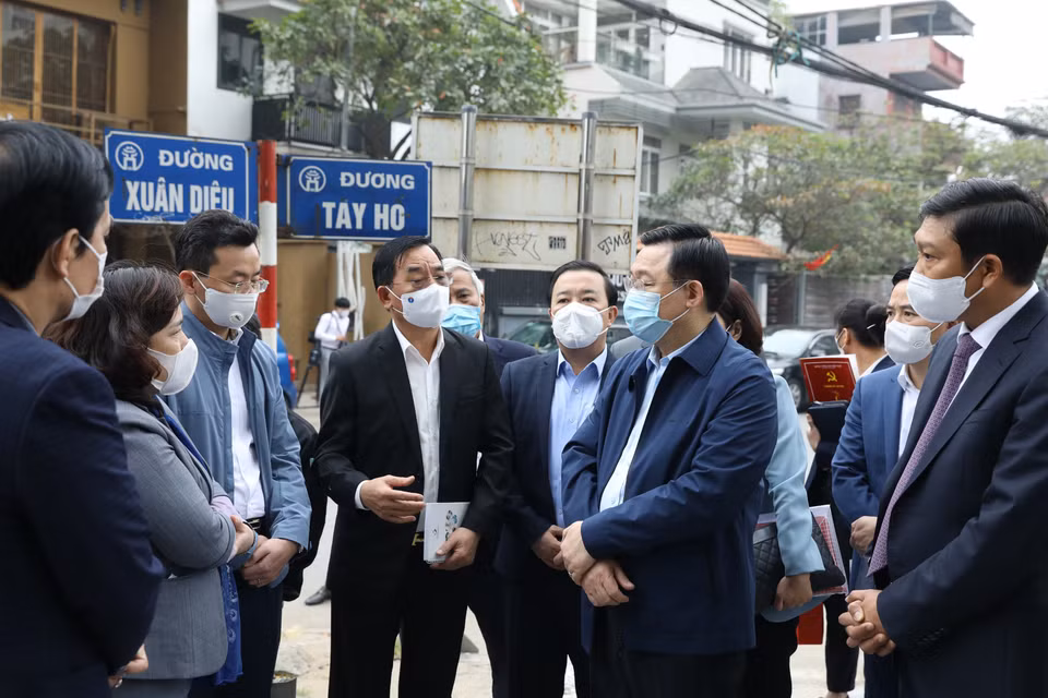 Bí thư Thành ủy Hà Nội Vương Đình Huệ kiểm tra công tác phòng, chống dịch COVID-19 tại khách sạn Somerset Westpoint, số 2 đường Tây Hồ, phường Quảng An, quận Tây Hồ, nơi người đàn ông quốc tịch Nhật Bản tử vong. (Ảnh: Văn Điệp/TTXVN)