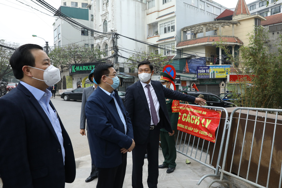 Bí thư Thành ủy Hà Nội Vương Đình Huệ kiểm tra công tác phòng, chống dịch COVID-19 tại khách sạn Somerset Westpoint, số 2 đường Tây Hồ, phường Quảng An, quận Tây Hồ, nơi người đàn ông quốc tịch Nhật Bản tử vong. (Ảnh: Văn Điệp/TTXVN)