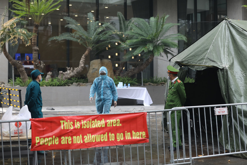 Công tác phòng, chống dịch COVID-19 tại khách sạn Somerset Westpoint, nơi người đàn ông quốc tịch Nhật Bản tử vong luôn được đảm bảo an toàn, chu đáo tới người dân. (Ảnh: Văn Điệp/TTXVN)