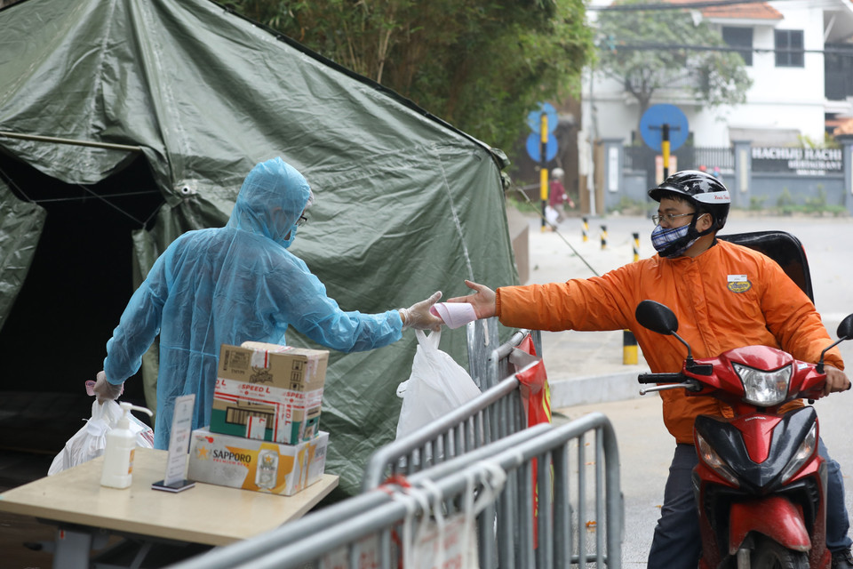 Công tác phòng, chống dịch COVID-19 tại khách sạn Somerset Westpoint, nơi người đàn ông quốc tịch Nhật Bản tử vong luôn được đảm bảo an toàn, chu đáo tới người dân. (Ảnh: Văn Điệp/TTXVN)