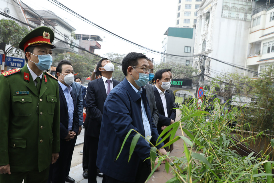 Bí thư Thành ủy Hà Nội Vương Đình Huệ kiểm tra công tác phòng, chống dịch COVID-19 tại khách sạn Somerset Westpoint, số 2 đường Tây Hồ, phường Quảng An, quận Tây Hồ, nơi người đàn ông quốc tịch Nhật Bản tử vong. (Ảnh: Văn Điệp/TTXVN)