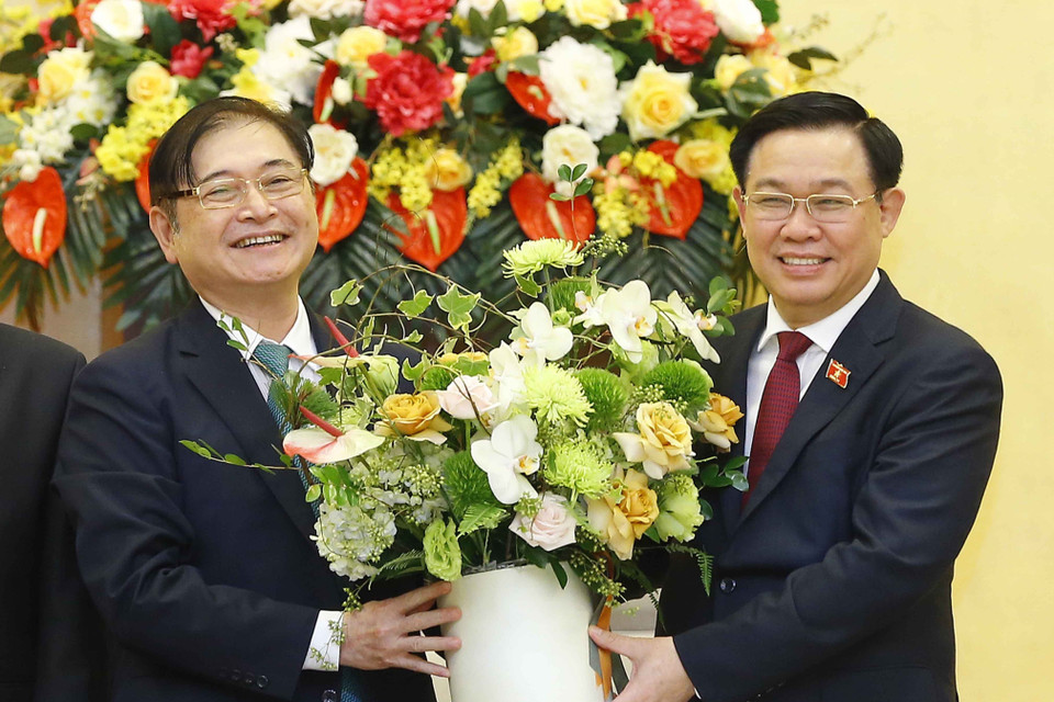 Chủ tịch Quốc hội Vương Đình Huệ tặng hoa, chúc mừng Đoàn đại biểu dự Diễn đàn các nhà lãnh đạo doanh nghiệp năm 2021. (Ảnh: Doãn Tấn/TTXVN)