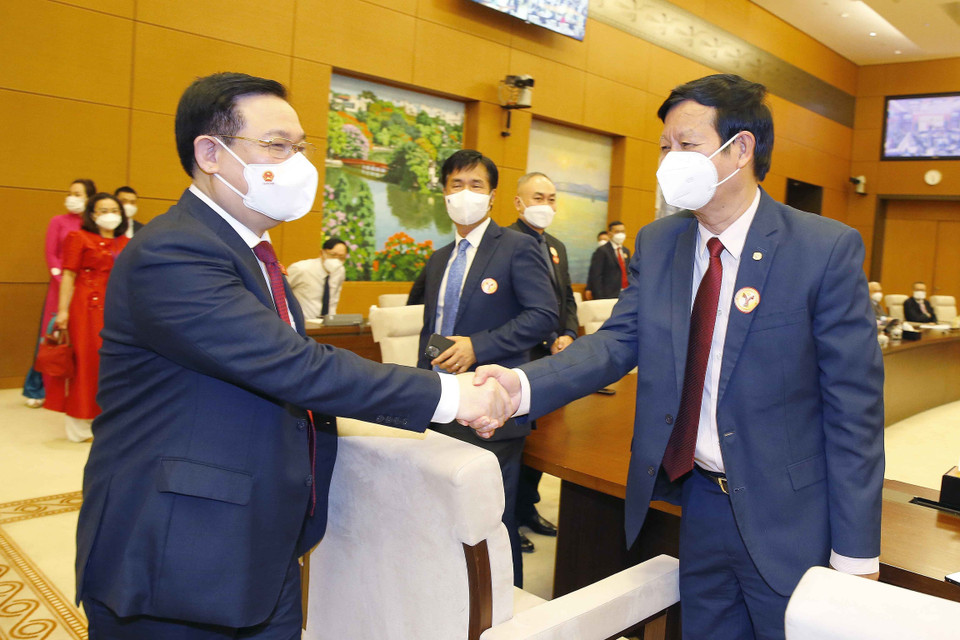 Chủ tịch Quốc hội Vương Đình Huệ bắt tay các đại biểu. (Ảnh: Doãn Tấn/TTXVN)