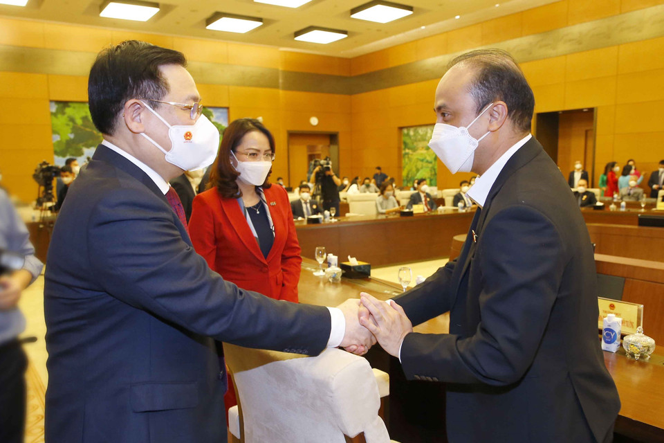 Chủ tịch Quốc hội Vương Đình Huệ với các đại biểu. (Ảnh: Doãn Tấn/TTXVN)