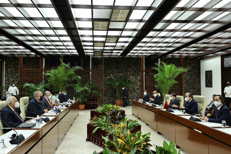 Chủ tịch nước Nguyễn Xuân Phúc hội kiến Thủ tướng Cộng hoà Cuba Manuel Marrero Cruz. (Ảnh: Thống Nhất/TTXVN)