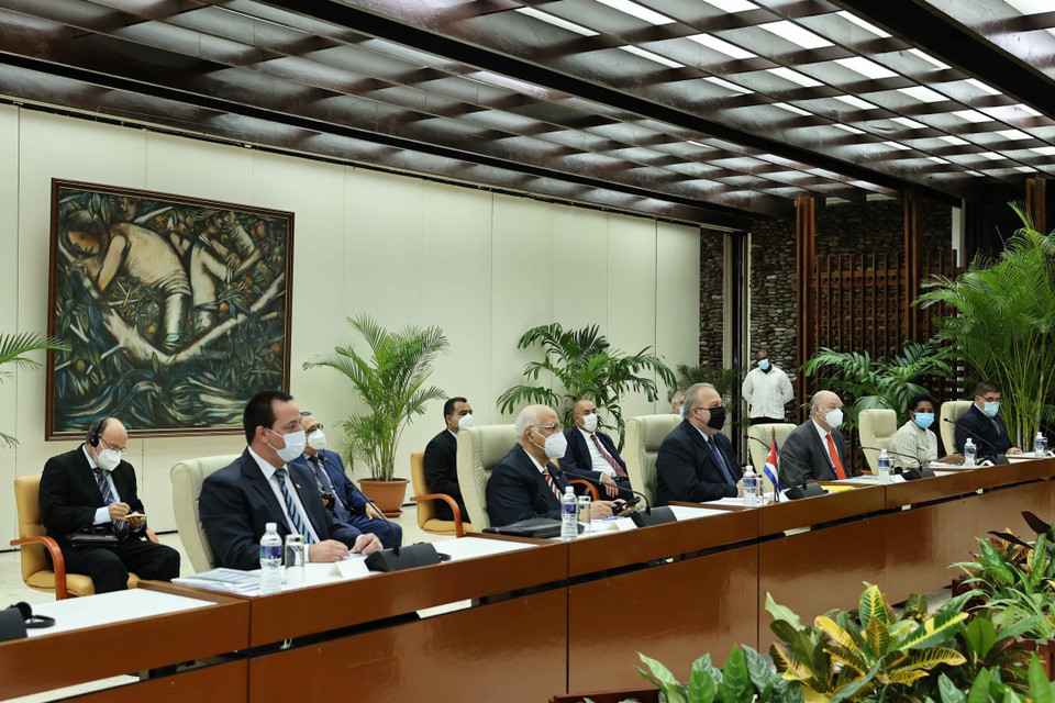 Thủ tướng Manuel Marrero Cruz cùng đoàn đại biểu Cuba dự hội kiến. (Ảnh: Thống Nhất/TTXVN)